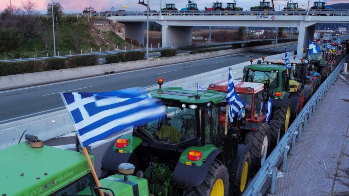 Agricultores da UE continuam os seus protestos nas estradas europeias