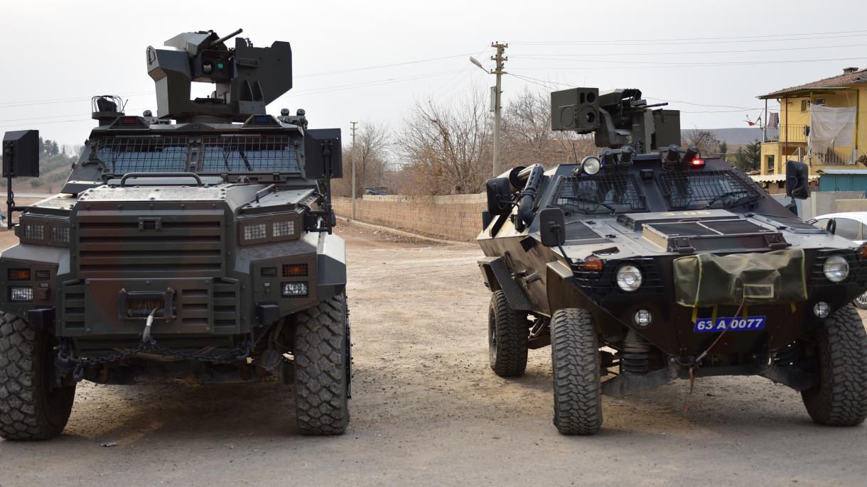 土耳其警察装甲车队在叙利亚边境线拉响警报巡逻