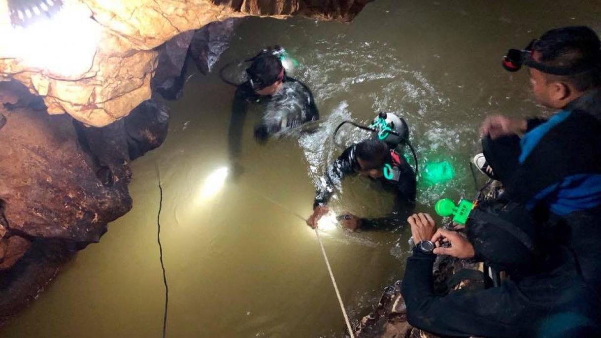 نجات 12 نوجوان تایلندی از غار پر آبی که داخلش محصور شده اند