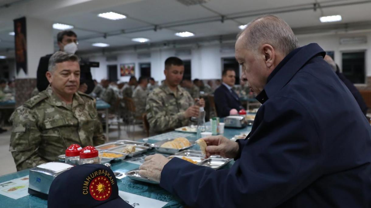 Erdogan apre il suo digiuno con i soldati della terza divisione di fanteria ad Hakkari