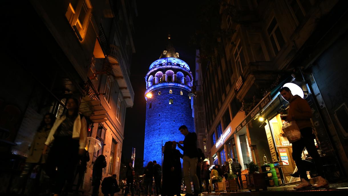 伊斯坦布尔加拉塔高塔披上蓝色盛装