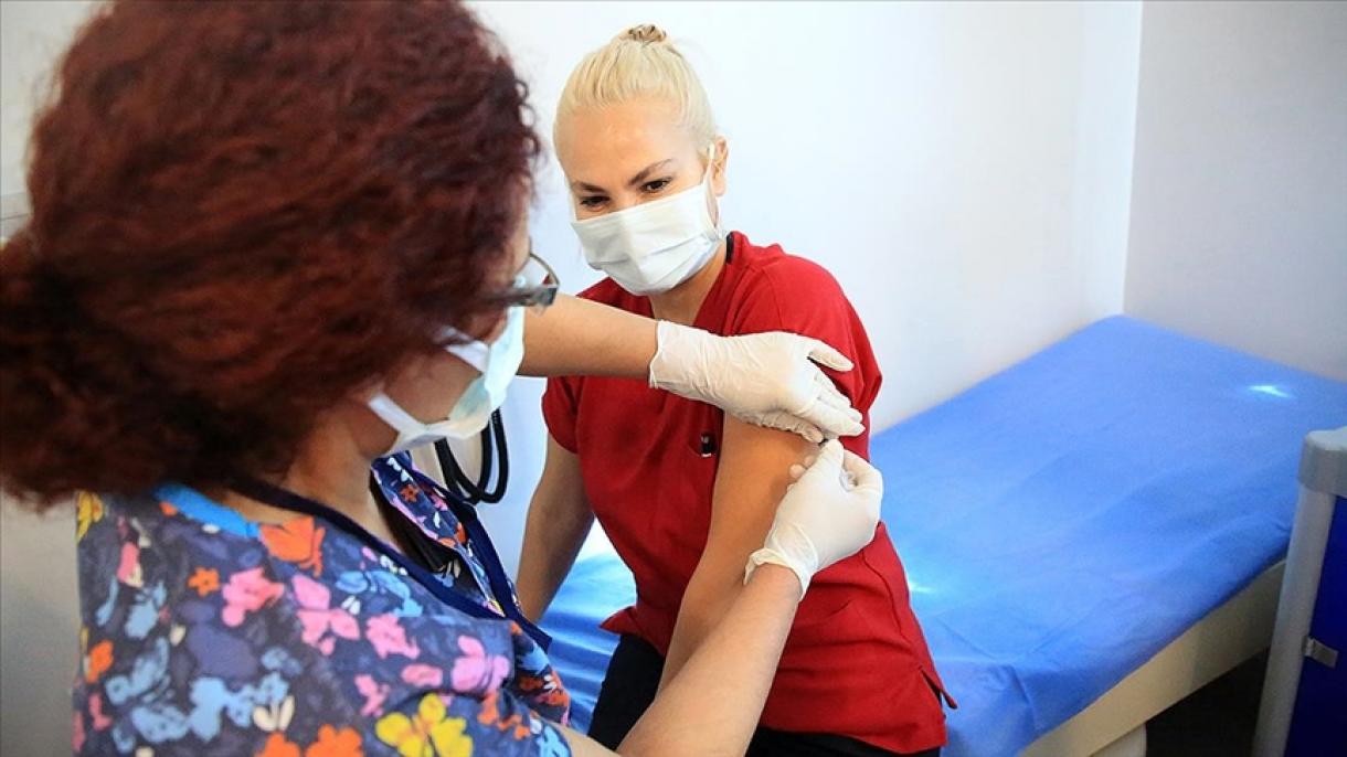 اولین دوز واکسن کرونا به بیش از صدهزار تن از کادر درمانی ترکیه تزریق شد