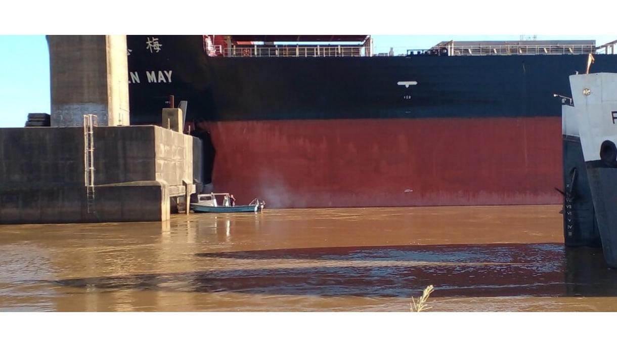 Barco colosal choca contra puente en Argentina