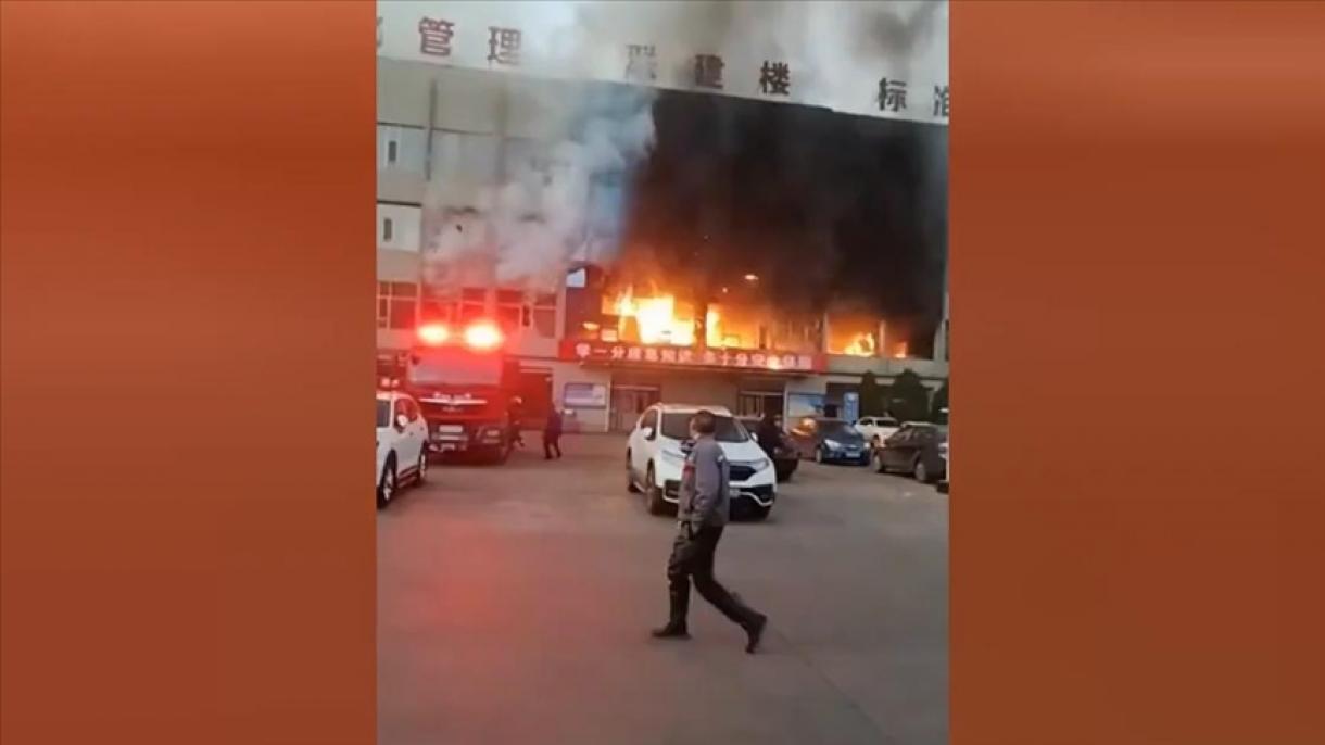 Tűz keletkezett egy kínai épületben