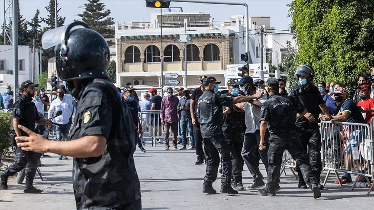 طرفداران و مخالفان کودتا در تونس در مقابل پارلمان این کشور درگیر شدند