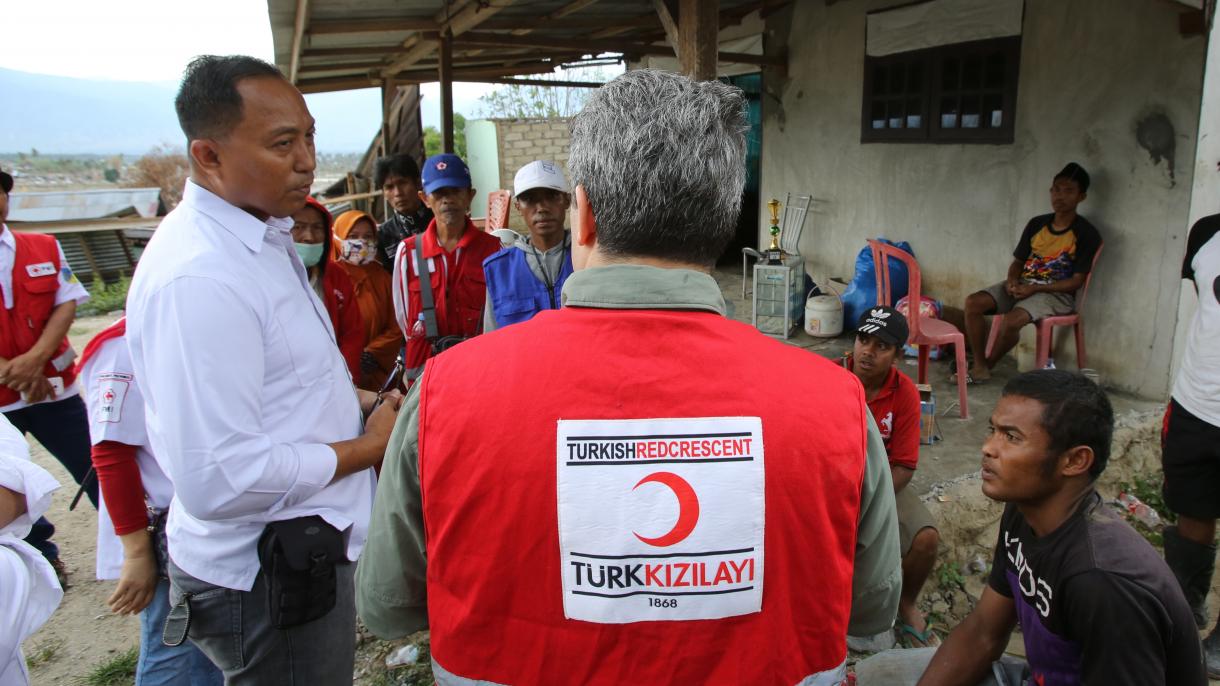 Media Luna Roja Turca distribuye productos alimenticios e higiénicos