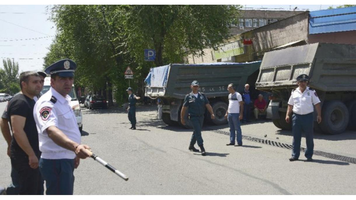 دو نفر از مهاجمان مسلح به مرکز پلیس در ارمنستان تسلیم شدند