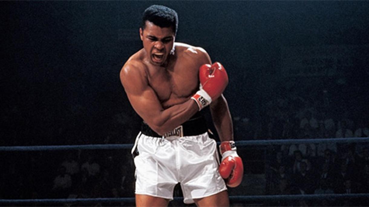 Subastará el short de satín blanco de Muhammad Ali que lo usó en su épica pelea contra Joe Frazier