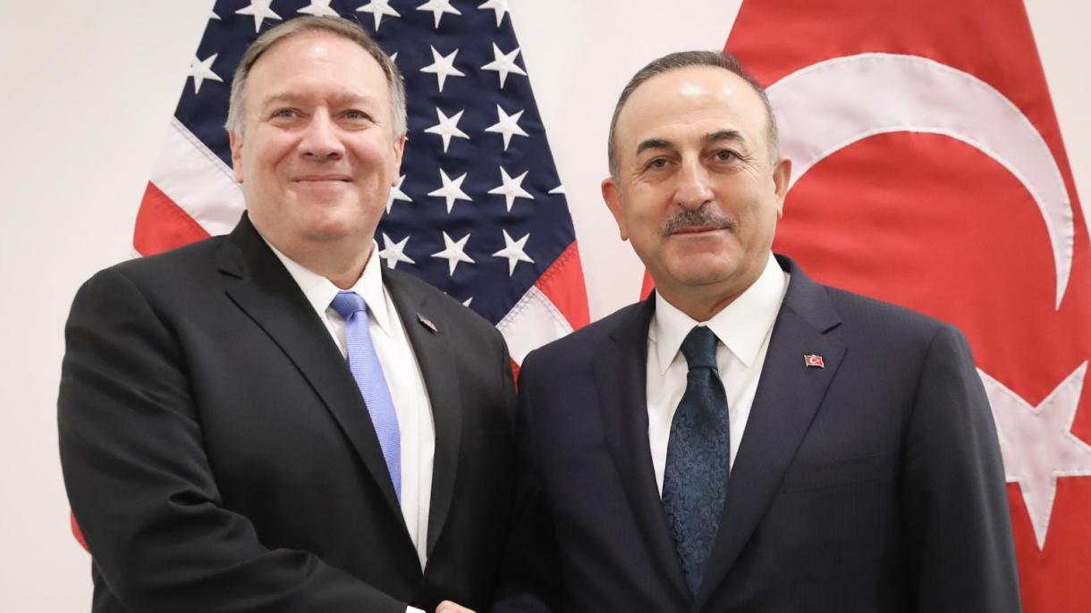 Ministro das Relações Exteriores da Turquia conversa ao telefone com Pompeo e Raab