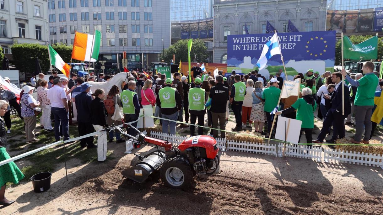 اعتراض کشاورزان به طرح احیای طبیعت اتحادیه اروپا در بروکسل