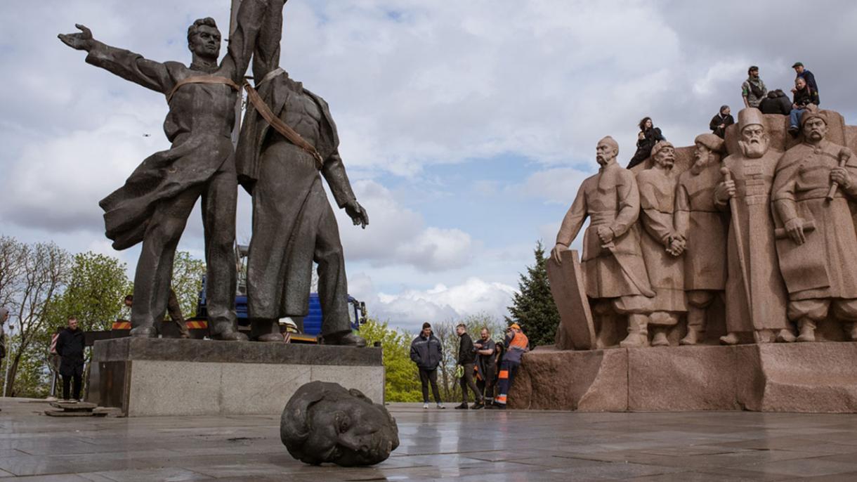 Kiev Ukrayna-Rusya kardeşlik anıtı2.jpg