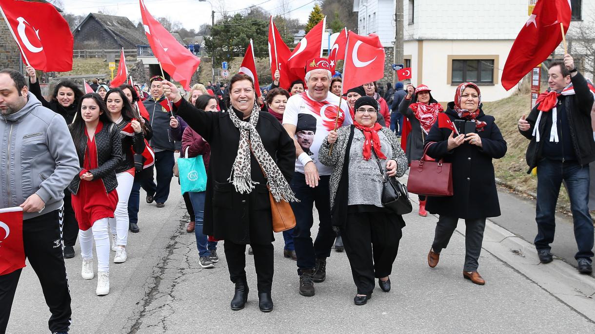 比利时“土耳其村”法莫维勒举办狂欢节