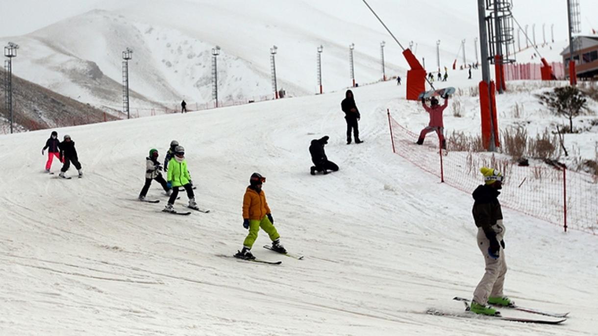 国内外游客们在帕兰多肯尽情享受滑雪的乐趣
