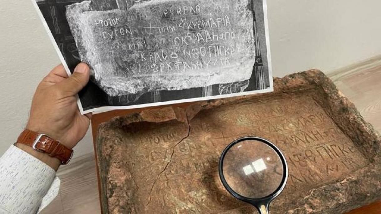 Hallan una inscripción del siglo XIV durante excavaciones en el noroeste de Turquía
