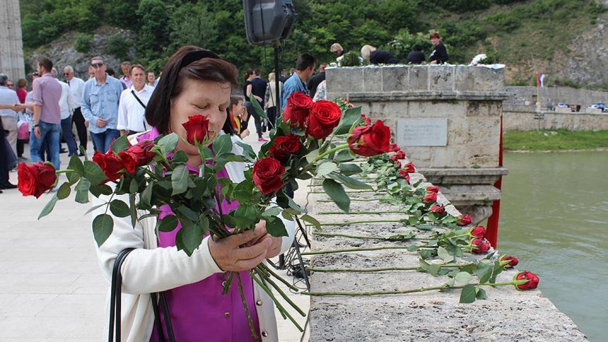 جنگ بوسنیا: ویشے گراڈ کے قتل عام کی 25 ویں سالانہ یاد