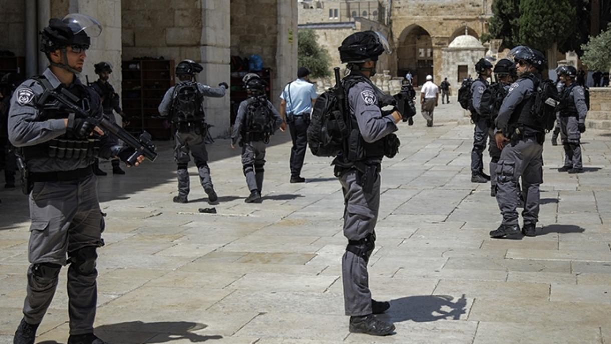 Palestina, proteste contro l'intervento della polizia israeliana nella moschea di Al-Aqsa