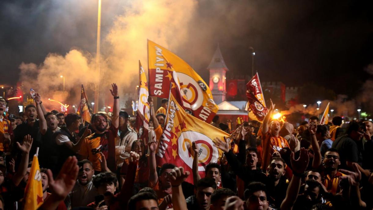 Galatasaray taraftar tezahurat Şampiyon 2024-1.jpg