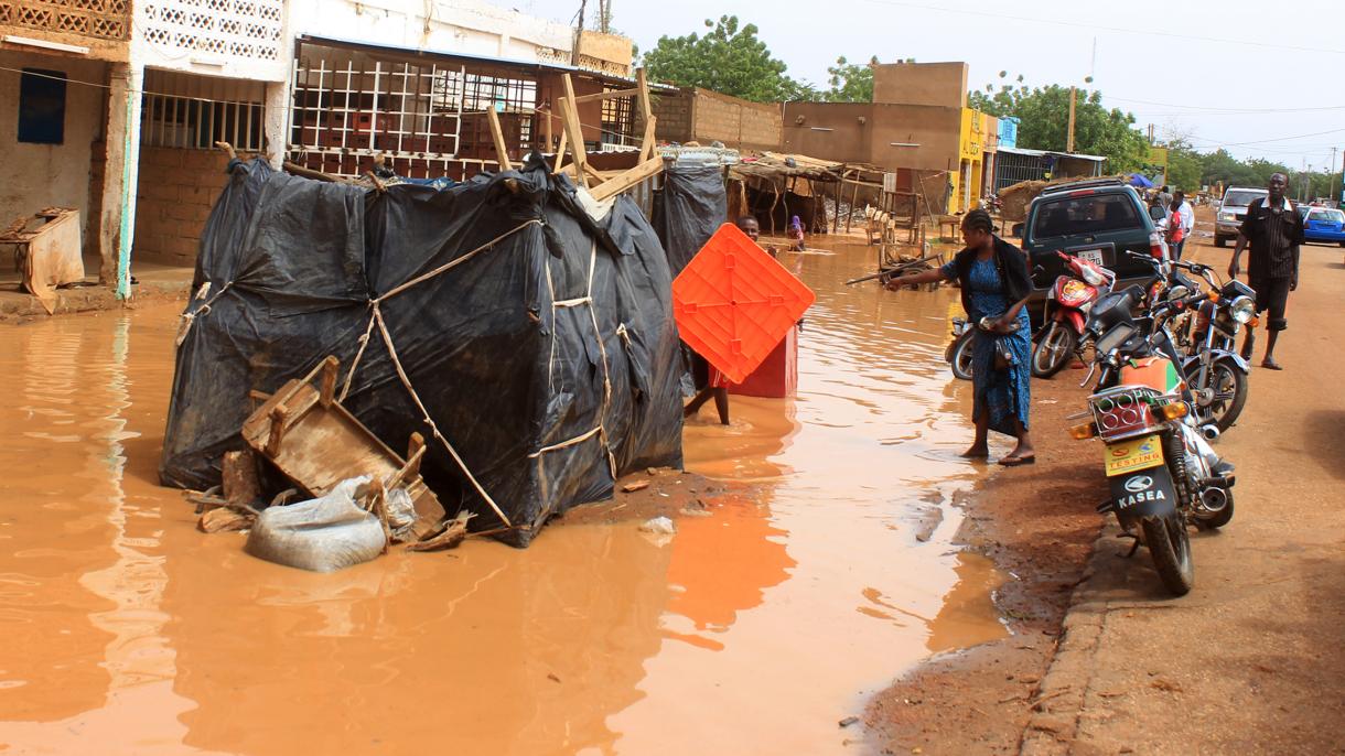 尼日尔首都尼亚美遭遇洪灾  9人丧生