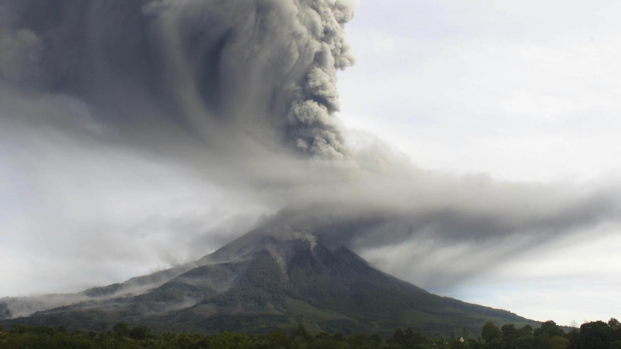 印尼中爪哇默拉皮火山喷发警戒水平升至2级