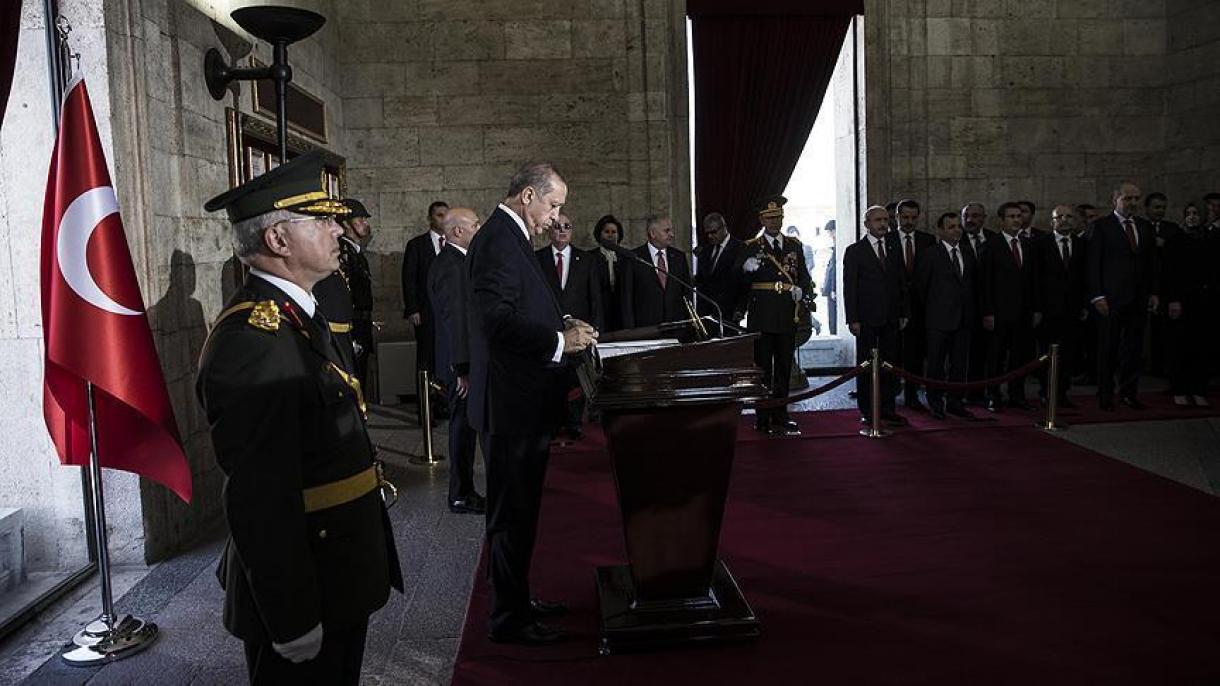 ادای احترام رئیس جمهور ترکیه به آتاتورک در سالروز گرامیداشت پیروزی 30 اوت