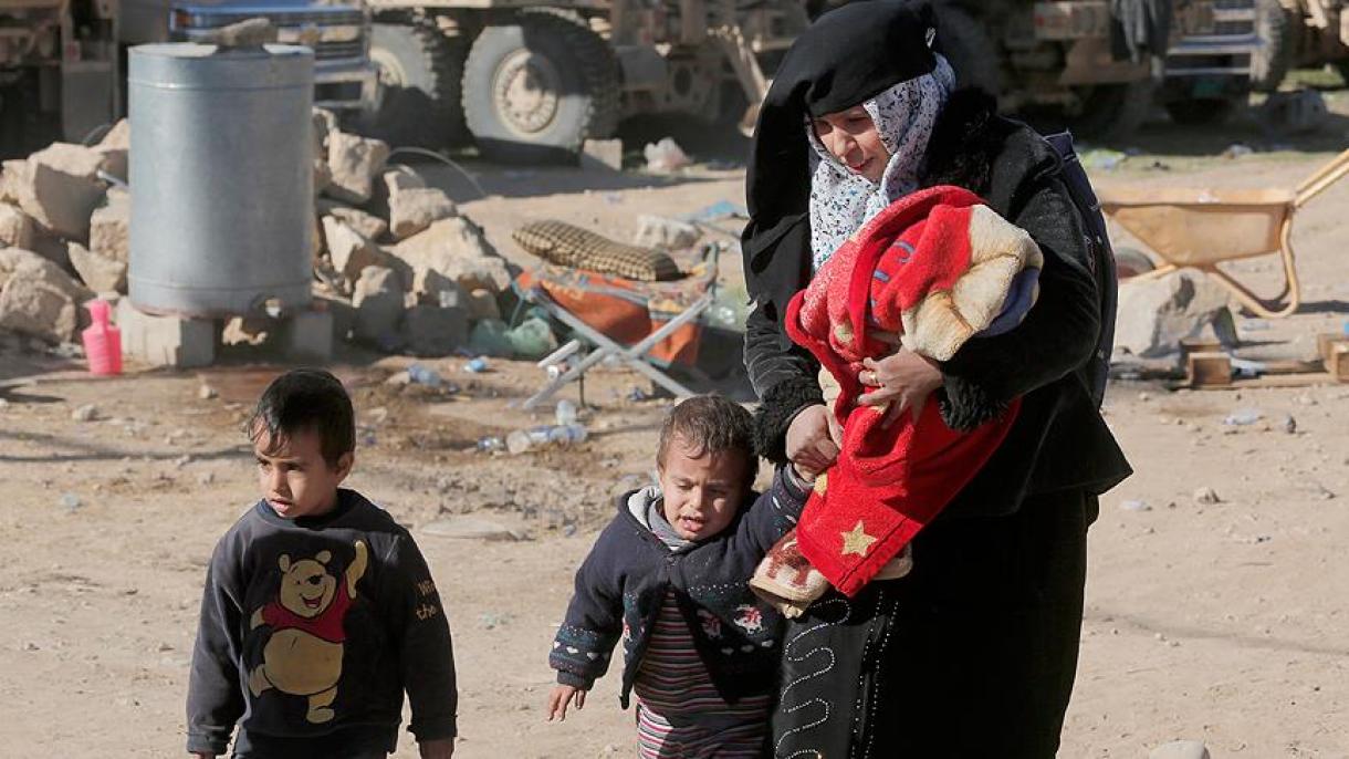 Los que abandonan Mosul se refugian en los campos