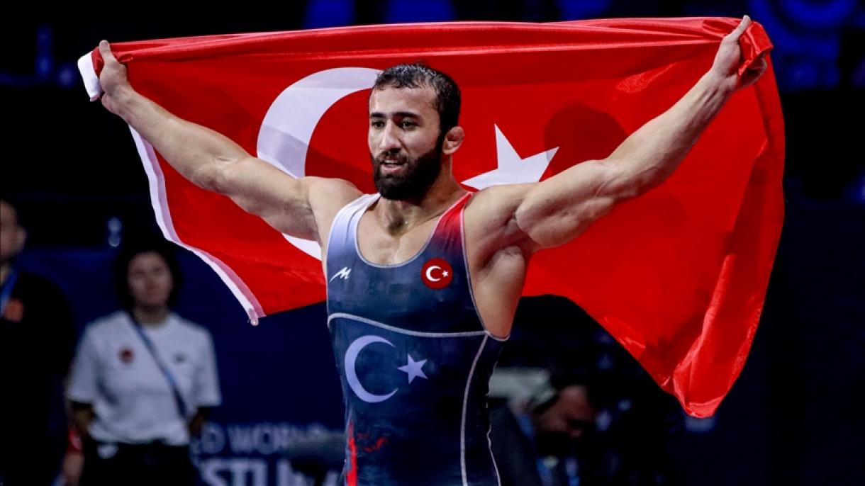 Burhan Akbudak se hace campeón mundial de lucha en el estilo