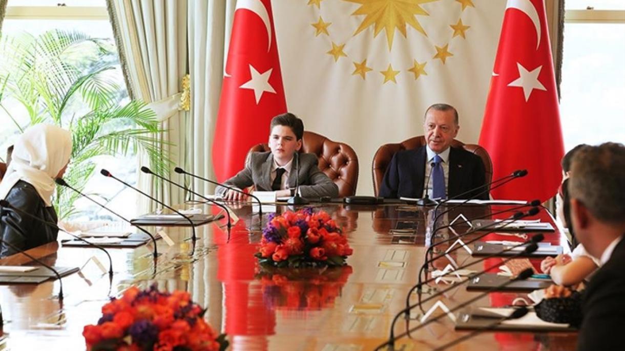Эрдоган 23-апрелде орундугун символдук түрдө  балага өткөрүп берди