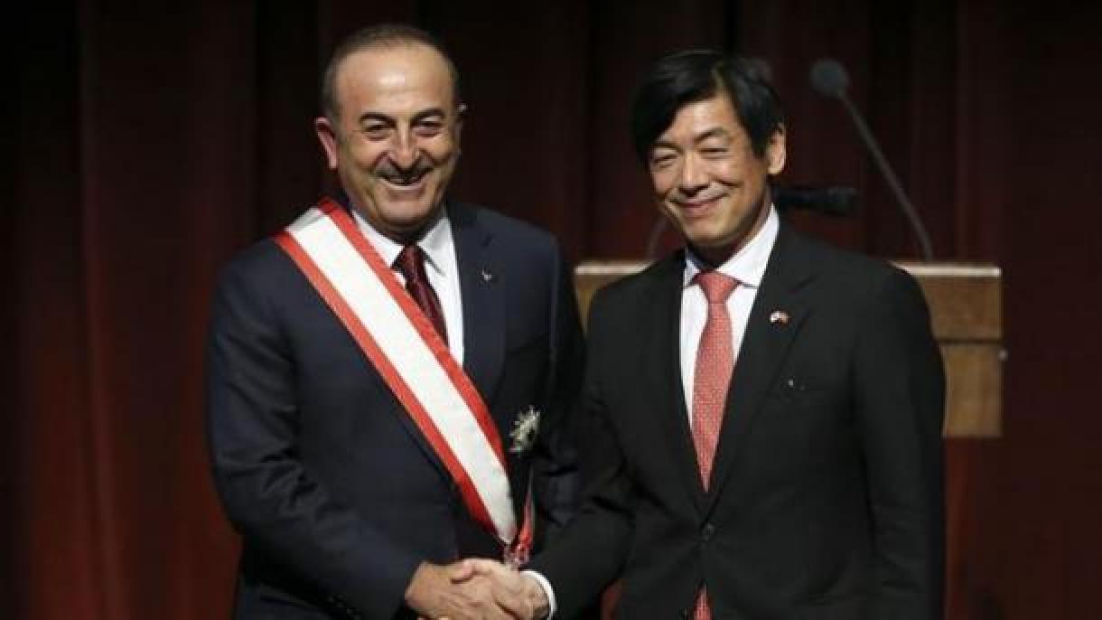 Japão premia Çavuşoğlu com a Ordem do Sol Nascente