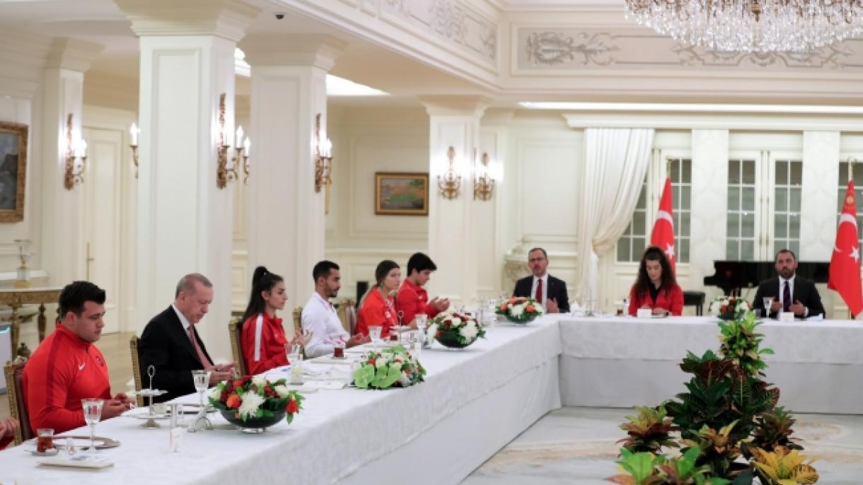 Президентът Ердоган организира вечеря ифтар за националните спортисти...