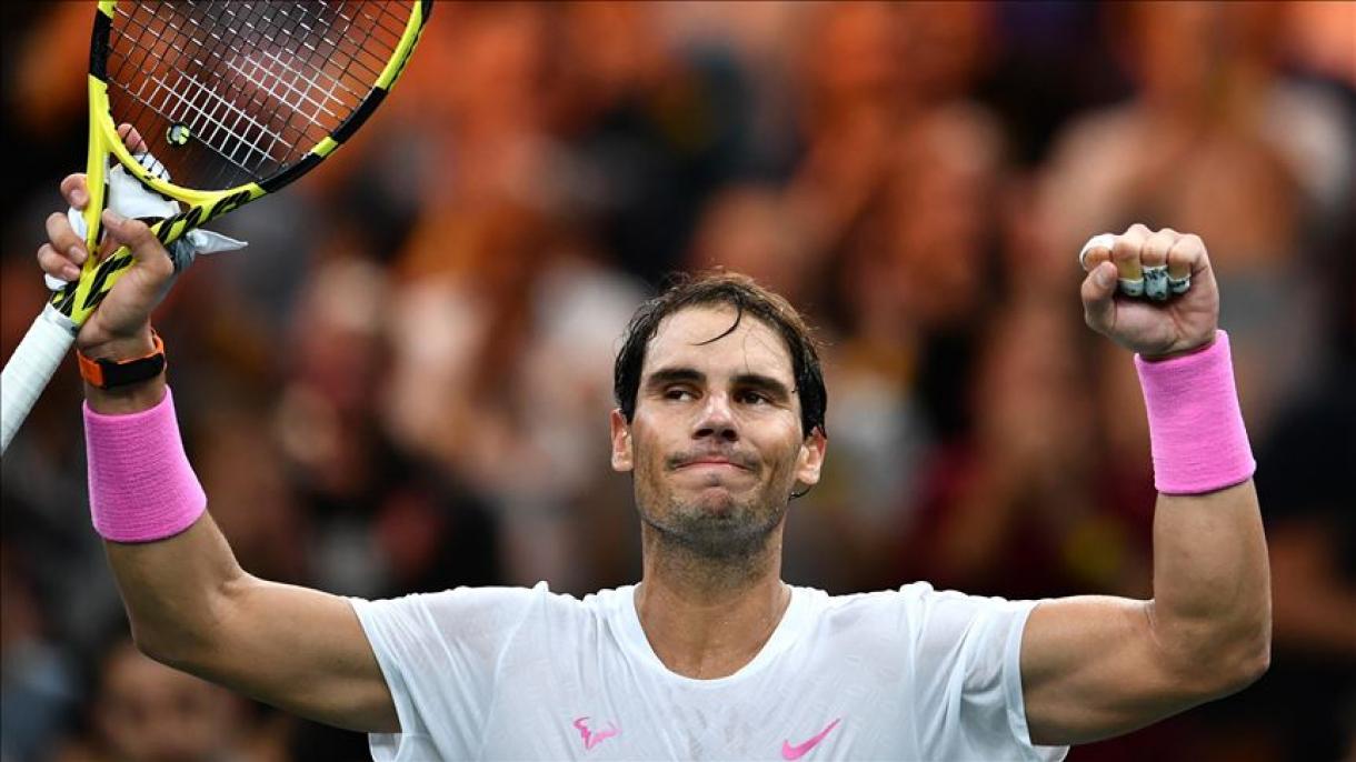 O tenista espanhol Rafael Nadal recebeu um troféu como número um no mundo da ATP de 2019