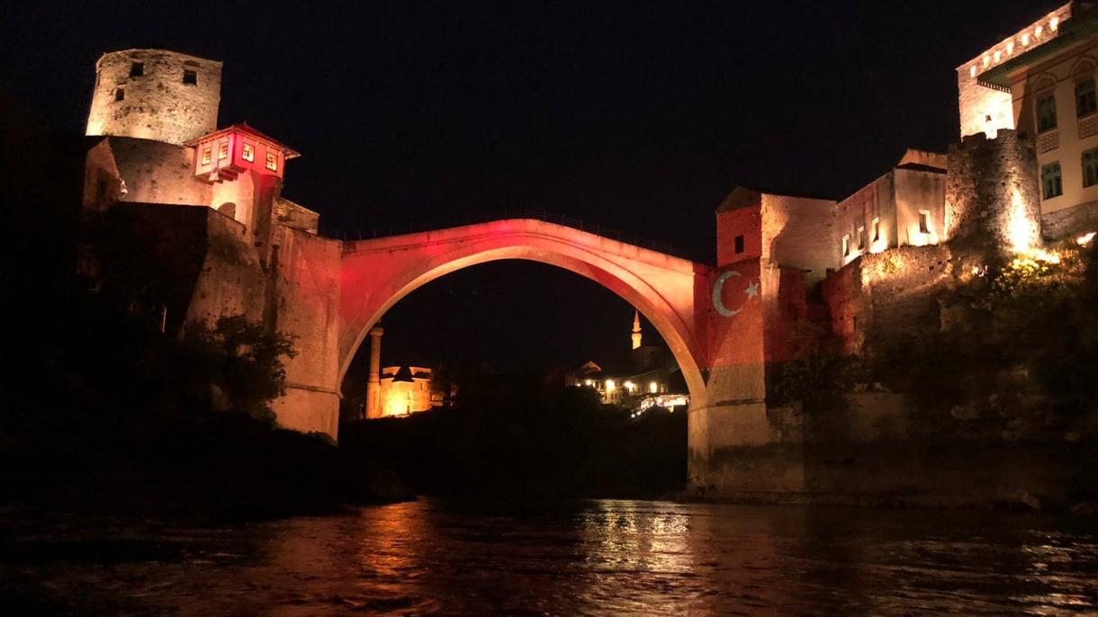 A ponte de Mostar brilha com a bandeira da Turquia
