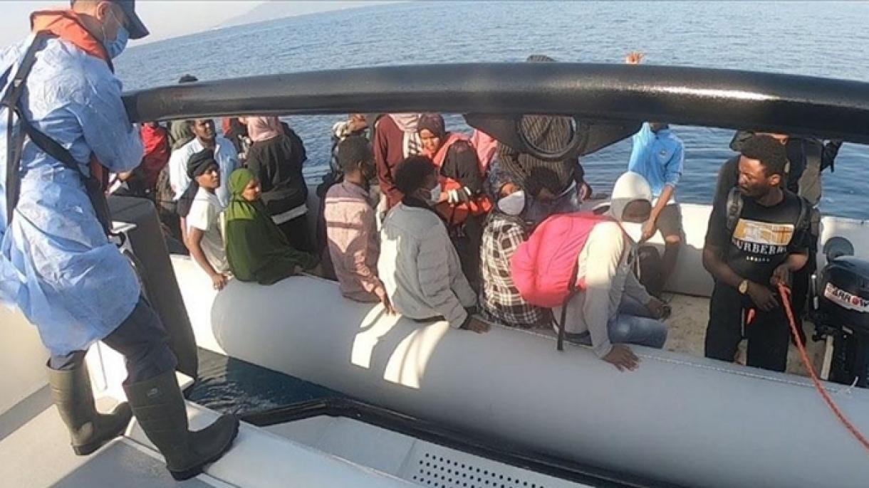 Salvan a 166 inmigrantes irregulares en Izmir que se empujaron por los autorizados griegos