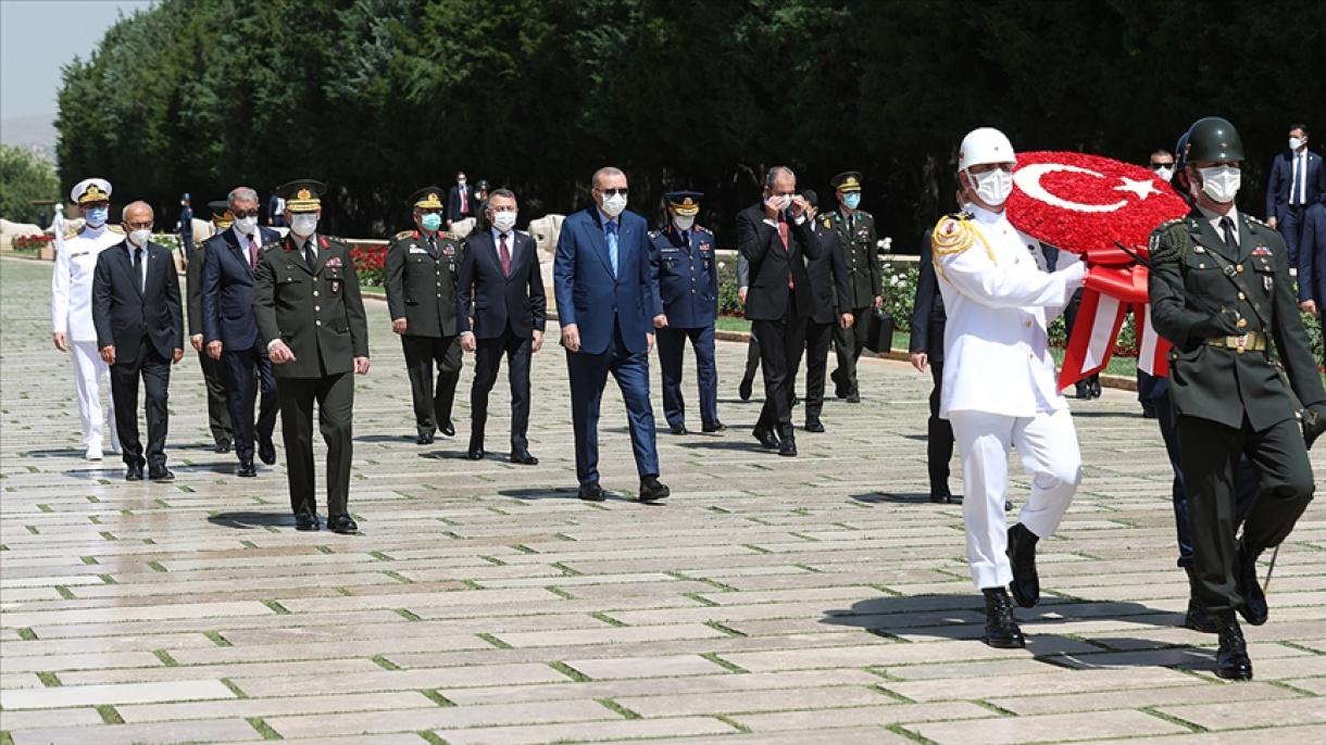 Erdogan e os membros do Conselho Militar Supremo visitam o Mausoléu de Atatürk