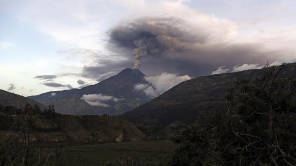 El volcán ecuatoriano Tungurahua arroja ceniza