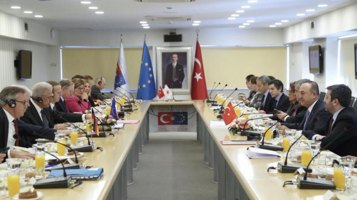 Çavuşoğlu discute o problema da migração com os principais líderes europeus