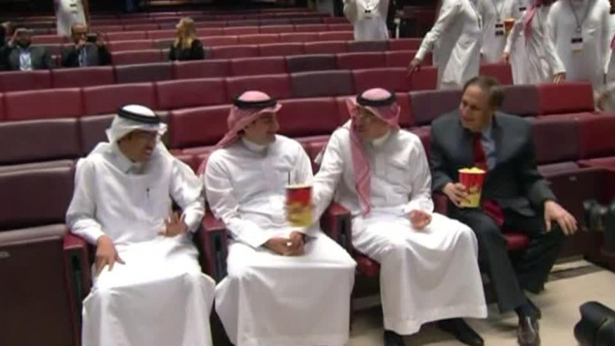 Arabi Saudita, Ministro dell'Informazione consegna la terza licenza per il cinema