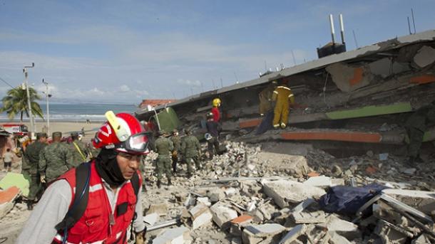 Rescatan a un hombre bajo los escombros tras terremoto en Ecuador