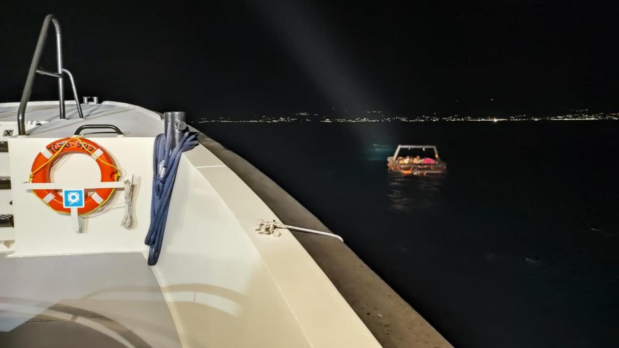 Екипи на бреговата охрана в Измир спасиха 15 нелегални мигранти
