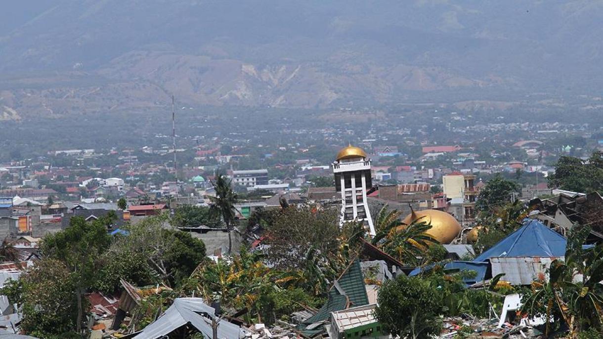 Número de mortos no terramoto e tsunami na Indonésia sobe para 2 073