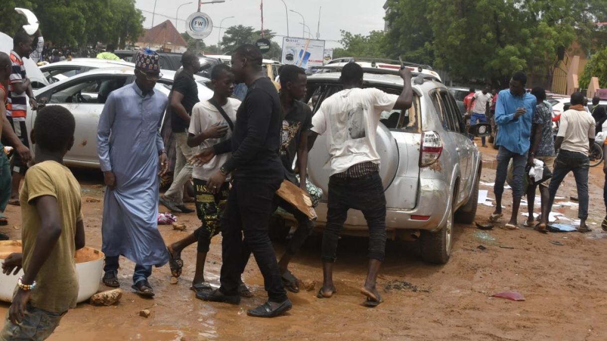 نائیجرمیں عوام سڑکوں پر،معزول صدر کا پارٹی دفتر نذر آتش