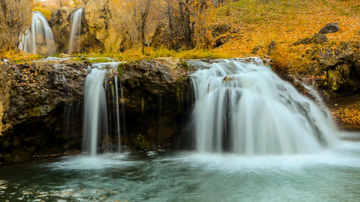 Vodopad Muradiye u turskom gradu Vanu u jesen izgleda čarobno