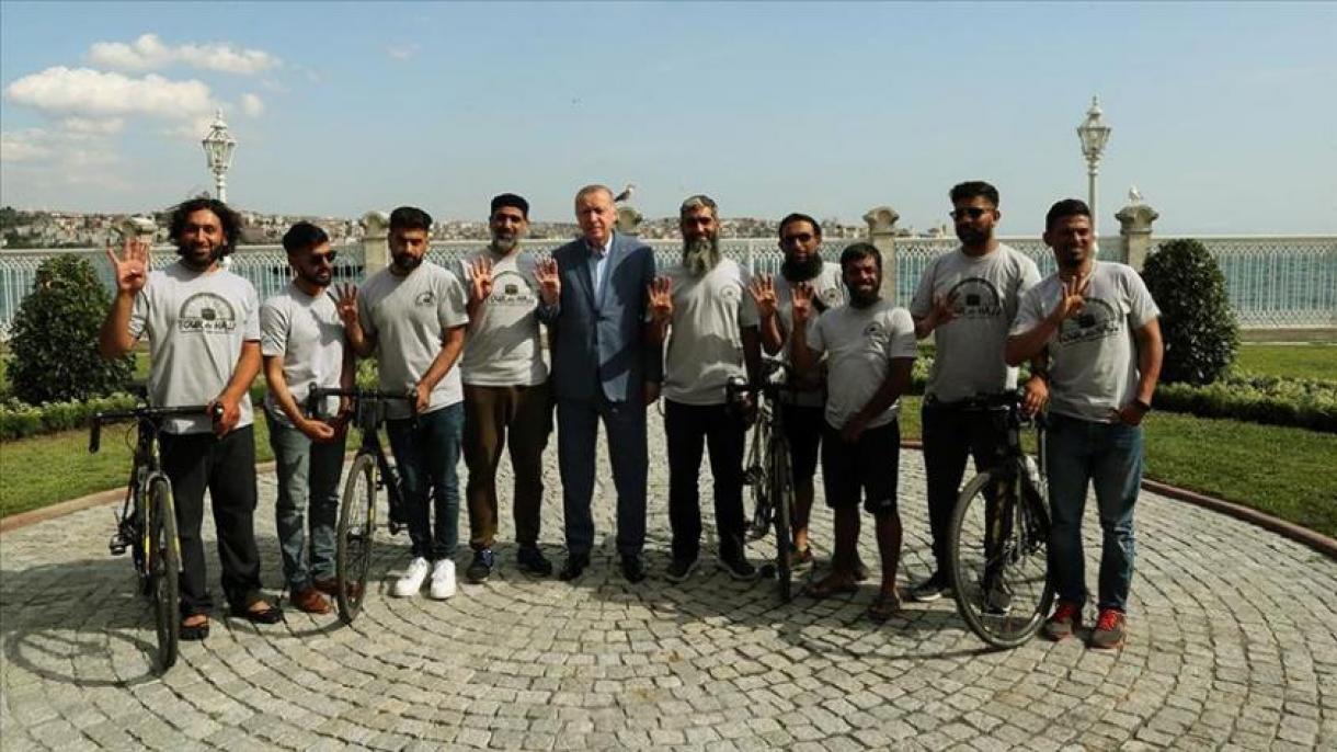 Erdo'g’an, Londondan velosiped orqali yo’lga cihqqan “Haj” ziyoratchilarini Istanbulda qabul qildi