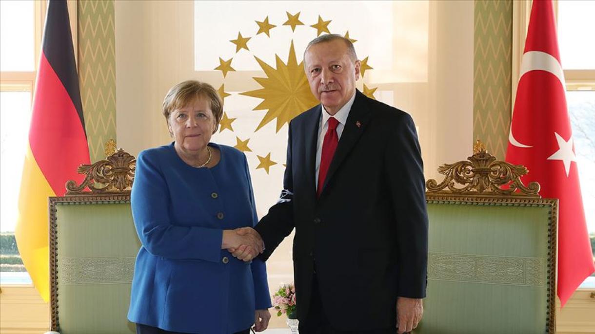 Presidente Erdogan e la cancelliera Merkel discutono della lotta contro Covid-19