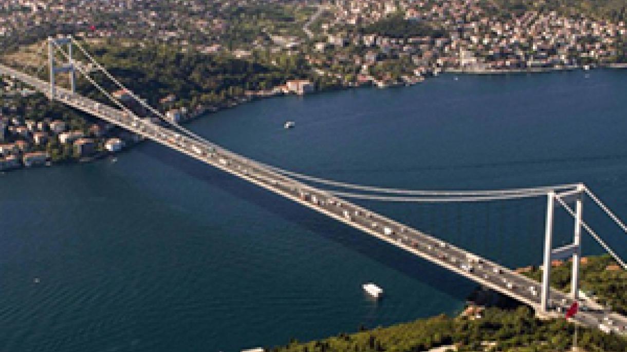 پلهای استانبول به مناسبت روزسرطان در دوران کودکی،  زرد رنگ شدند