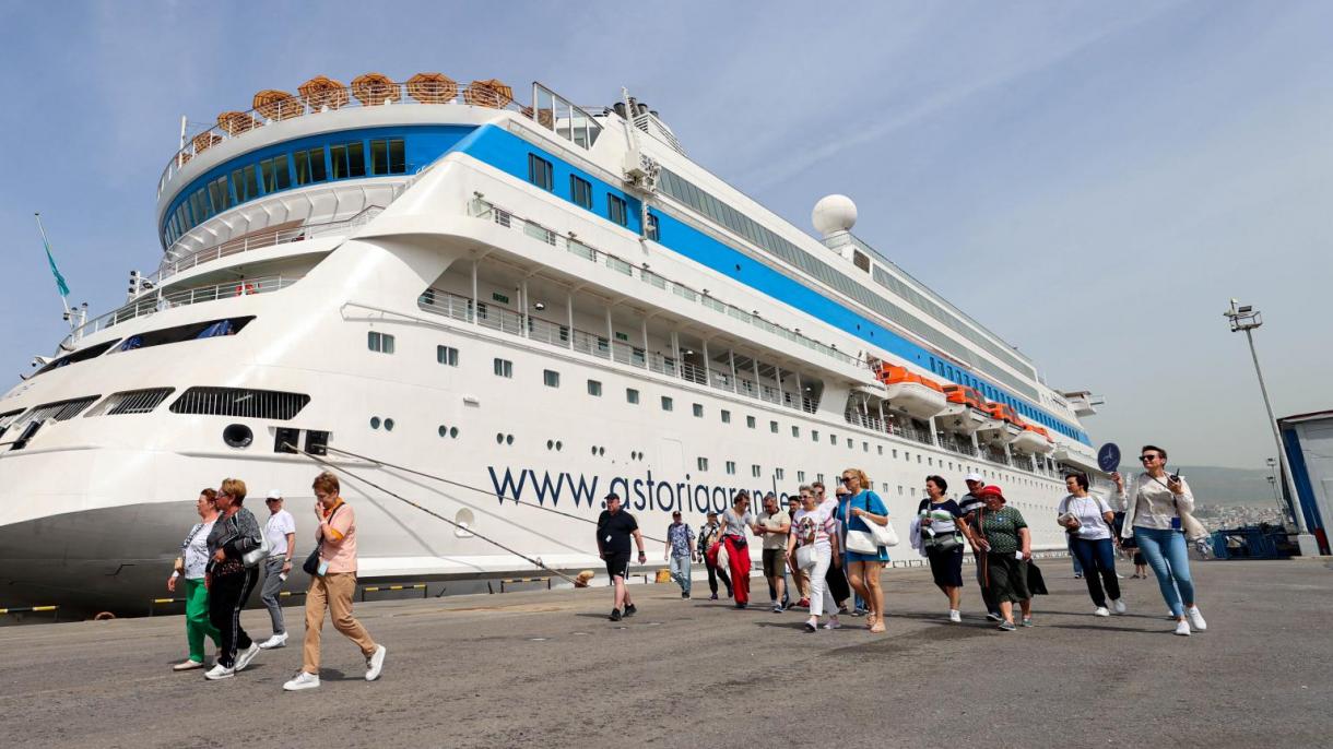 Круизният кораб „Астория Гранде“ акостира днес на пристанището в Измир
