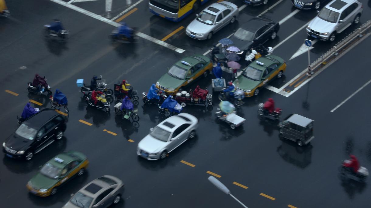 ჩინეთში ავტომობილი ხალხმრავალ ადგილში შევარდა