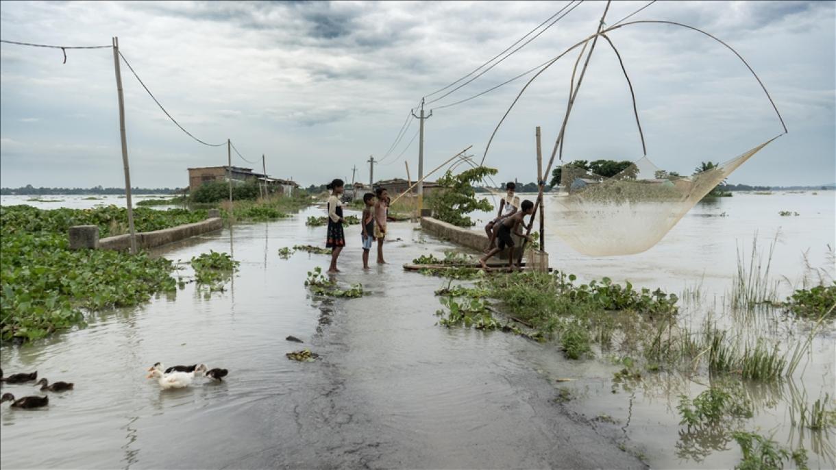 Καταστροφικές πλημμύρες και κατολισθήσεις στην Ινδία