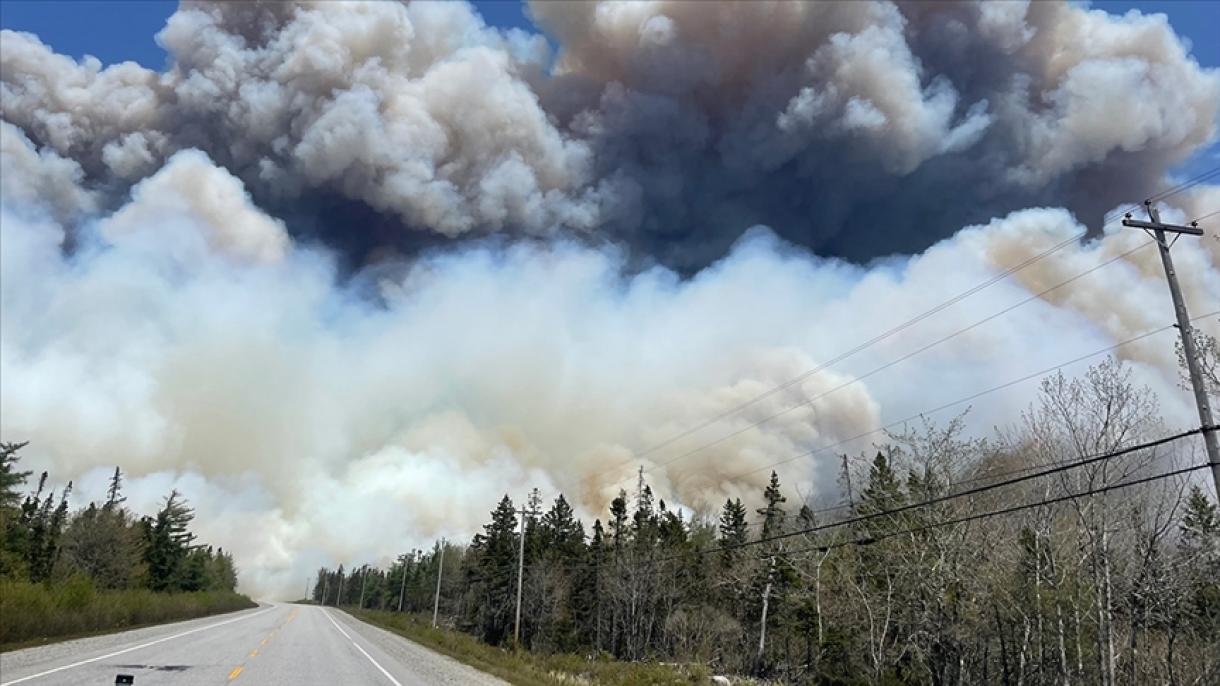 آتش‌سوزی‌های جنگلی موجب تخلیه مردم شهر یلونایف کانادا شد