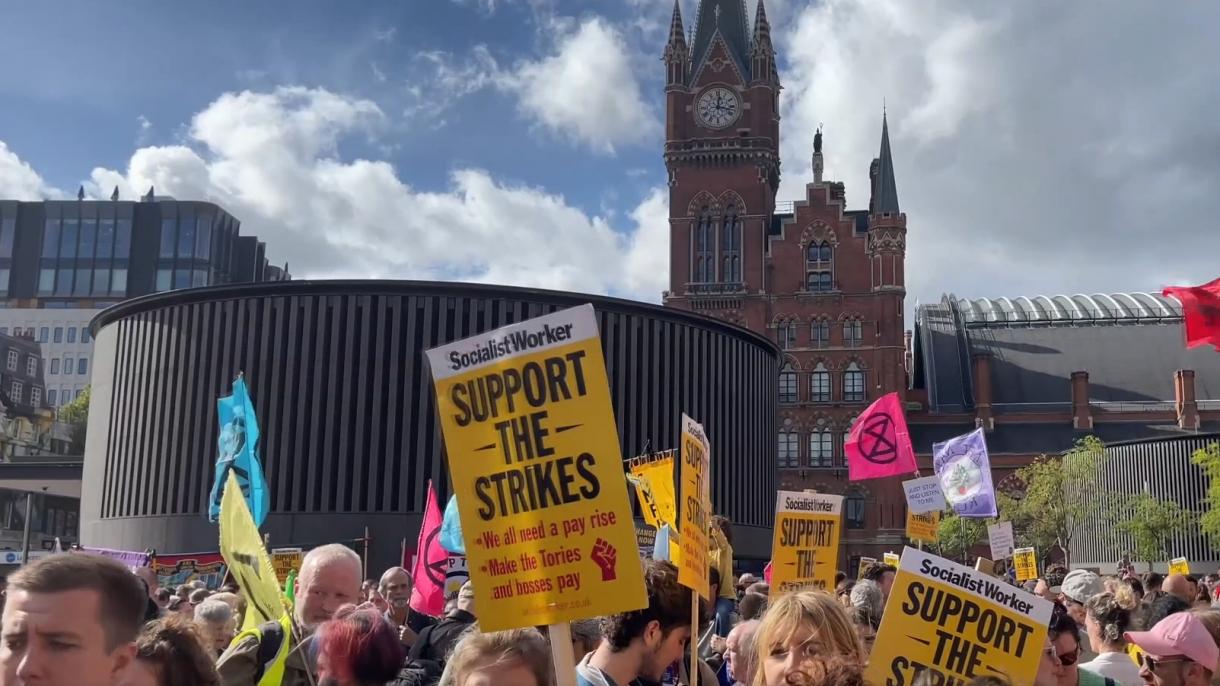 Centenares de personas protestan en Londres por el alto coste de la vida