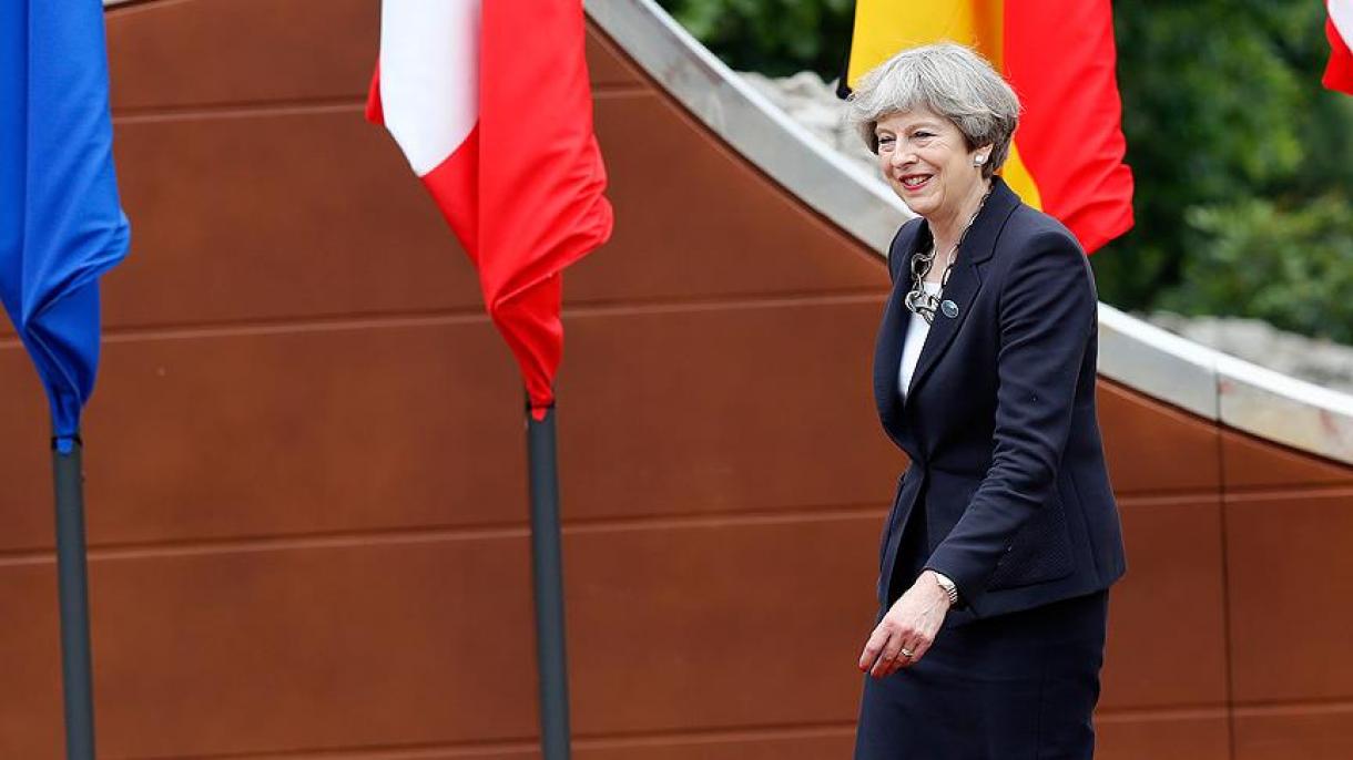 Los políticos británicos acusan a Theresa May de ser “cobarde”